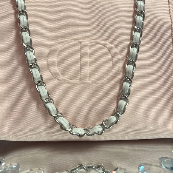 💗🩷💗🩷Dior Soft Pink Beauty Bag with Silver/White Chain Attached - Picture 4 of 15